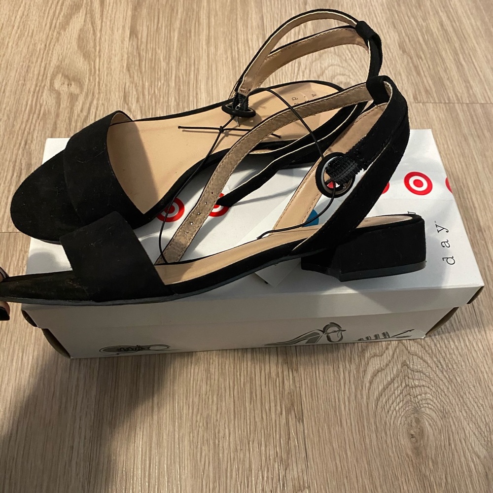 Strap sandals